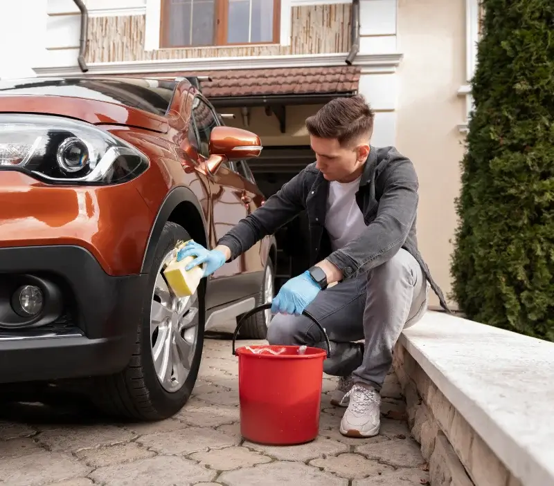 Lavage auto à domicile Saint-Germain-du-Teil : professionnel intervenant sur un véhicule